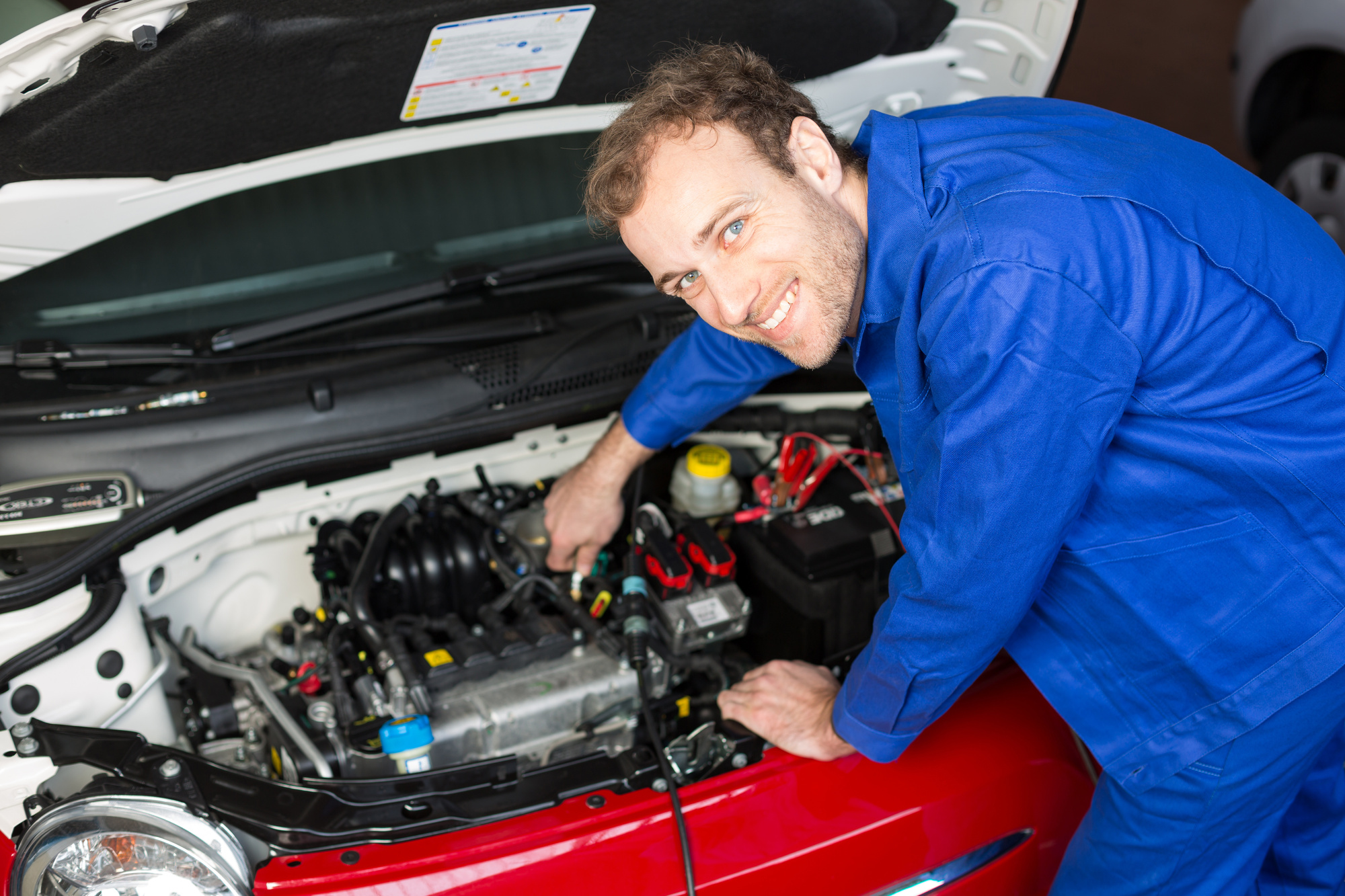 Car engineer. Автомеханик. Человек ремонтирует машину. Обслуживание автомобиля. Автослесарь автоэлектрик.